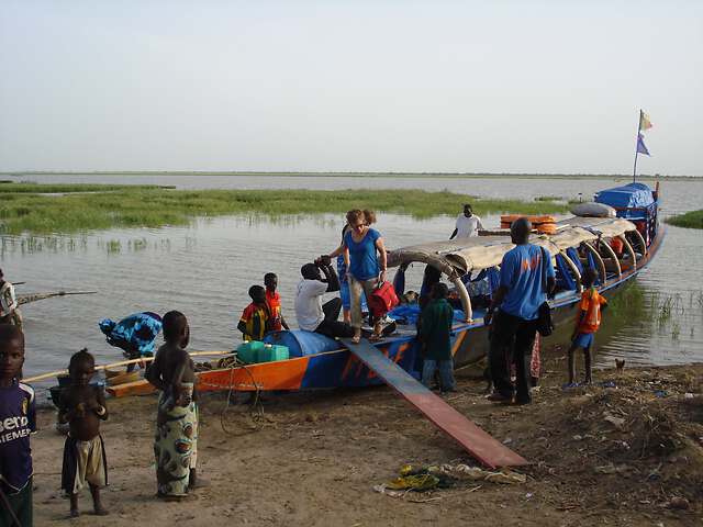 Pirogue de Médecins du Fleuve qui débarque du matériel médical au Mali