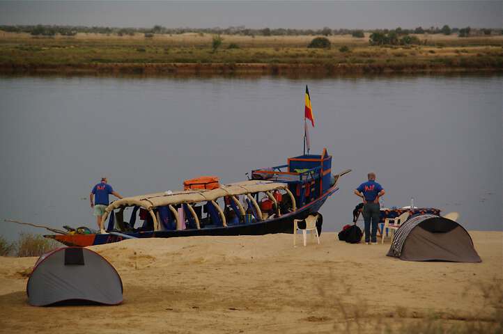 Bivouac des bénévoles au bord du fleuve Niger
