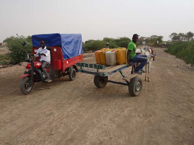 Moto-tricycle aménagée en ambulance