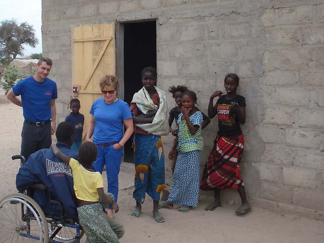 Construction d'une case pour un jeune handicapé de la lèpre à Diadiem 3