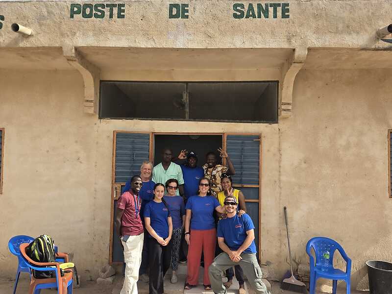L'équipe de Médecins du Fleuve et le personnel soignant devant le Poste de santé