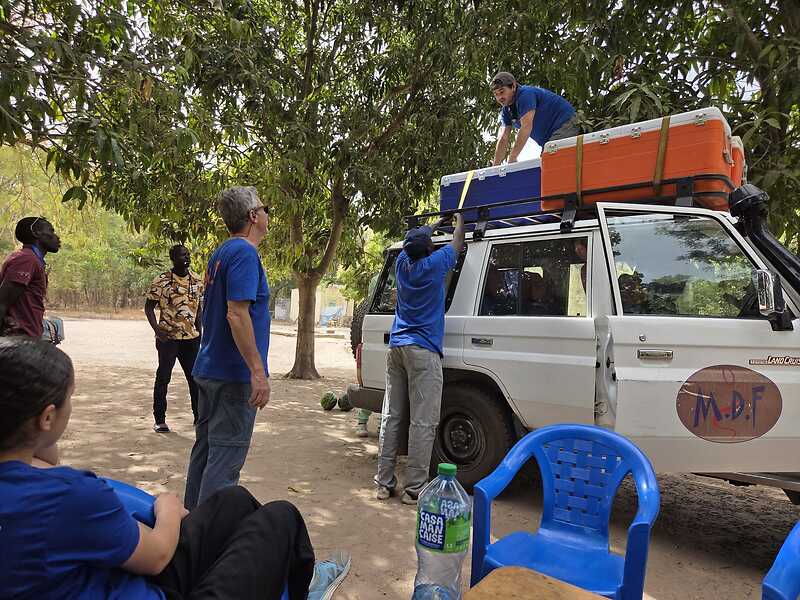 Chargement des malles de matériel médical sur le 4x4 de Médecins du Fleuve
