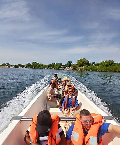 L'équipe de Médecins du Fleuve en pirogue sur le fleuve Sénégal