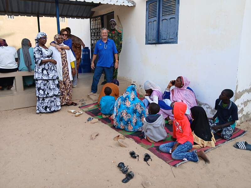 Consultation médicale avec les villageois