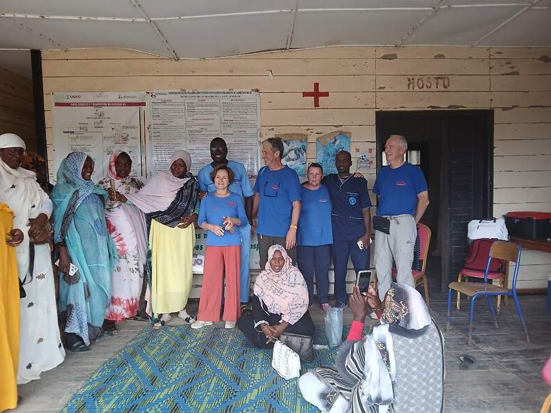 L'équipe médicale et les patients dans le dispensaire