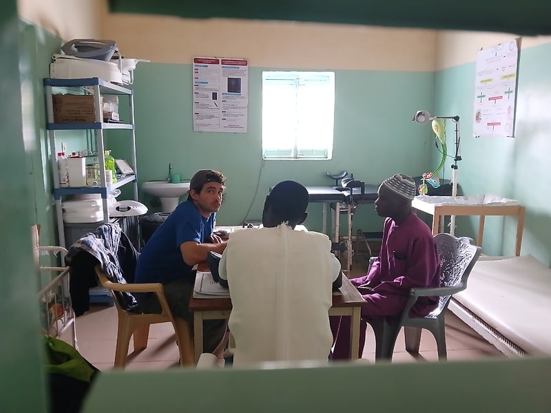 Consultation médicale dans le dispensaire